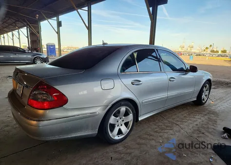 2007 Mercedes-Benz E 550 z USA, uszkodzony, nr VIN WDBUF72X97B022983